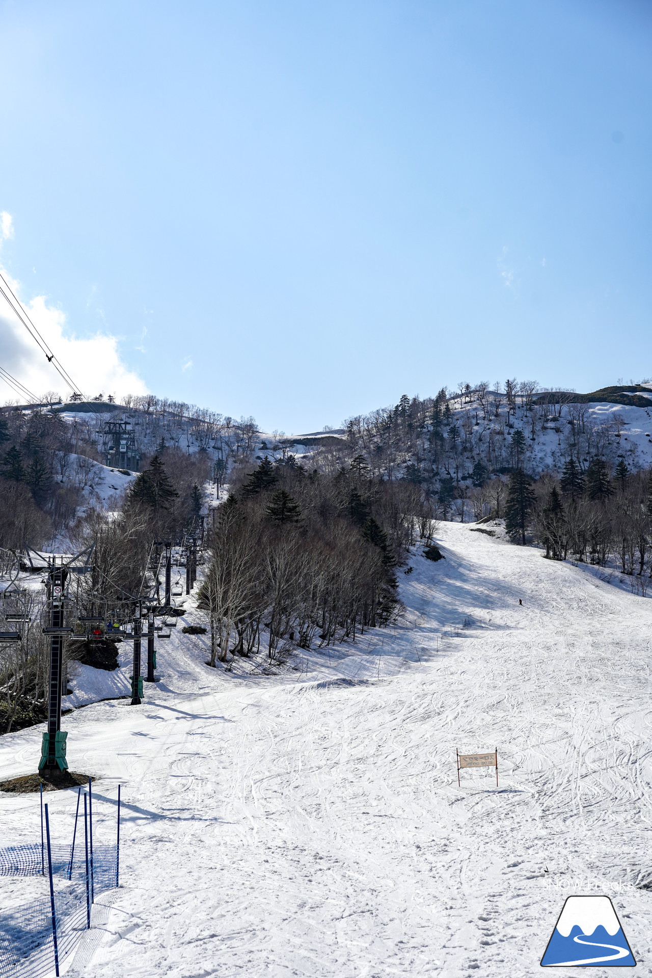 富良野スキー場 のんびりとした雰囲気漂う春のゲレンデ。そこに、サプライズゲスト・プロスキーヤー山木匡浩さん登場！